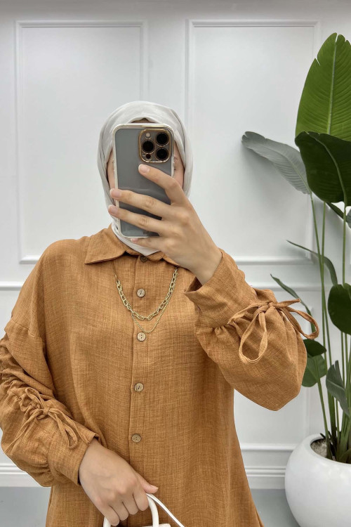 Shirt with Gathered Sleeves and Necklace Brown