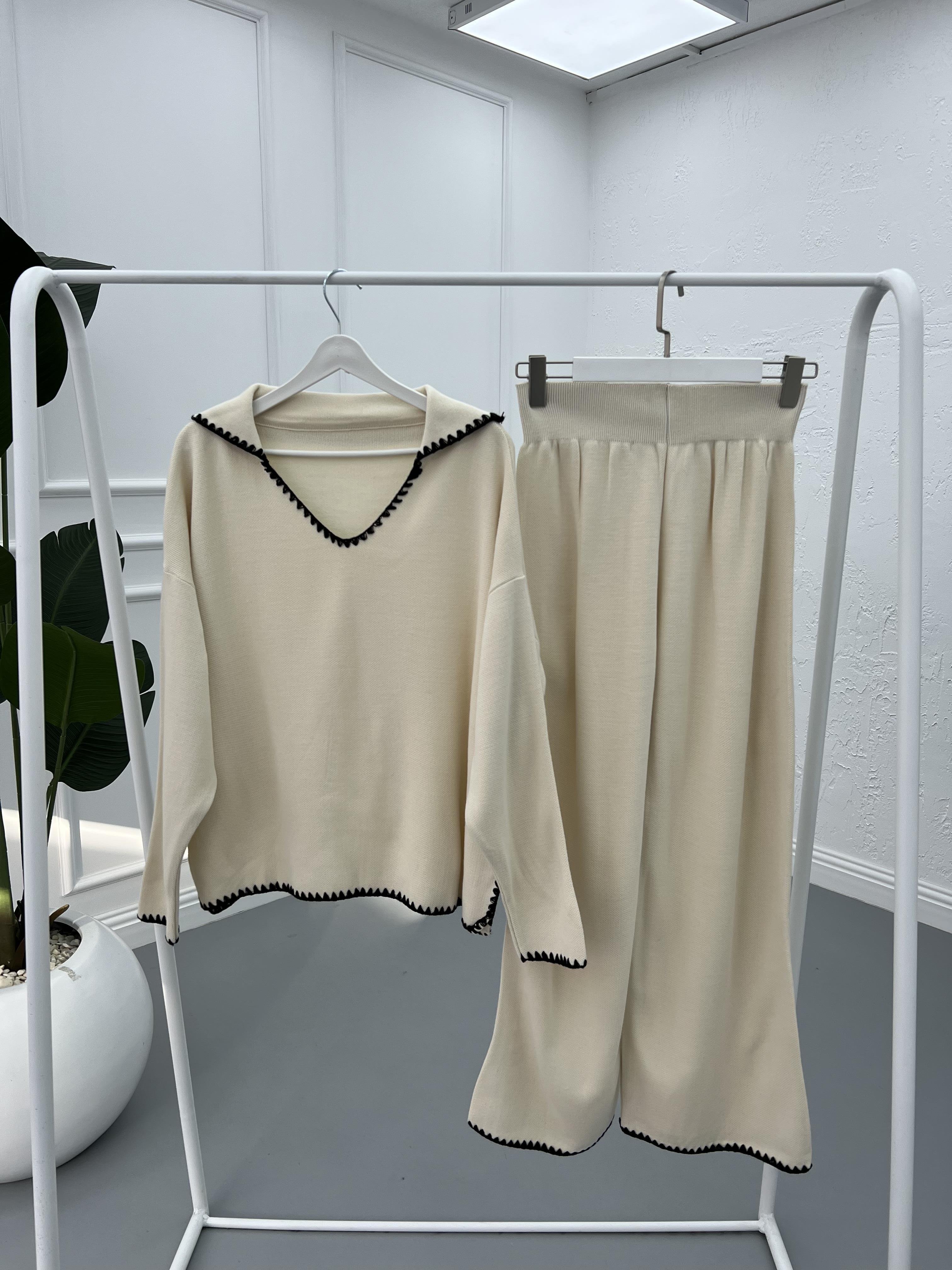 V-Neck Knitwear Suit Cream