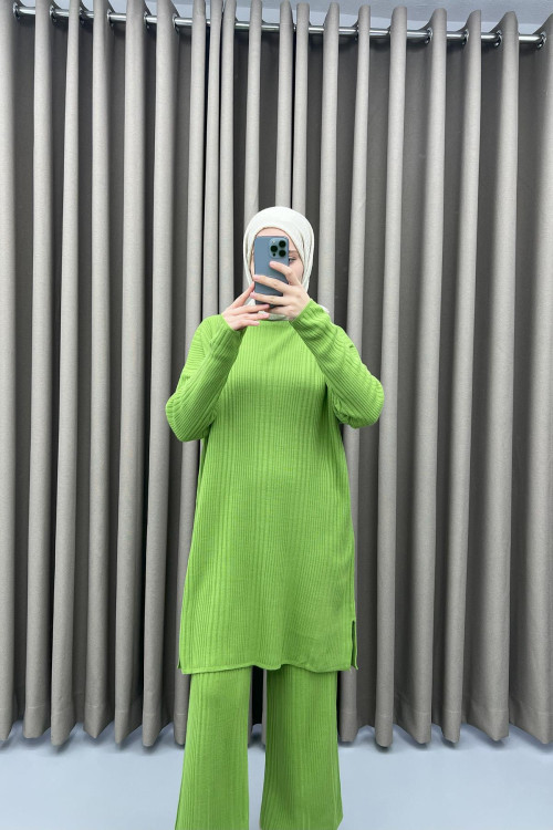 Half Turtleneck Knitwear Suit with Trousers Green