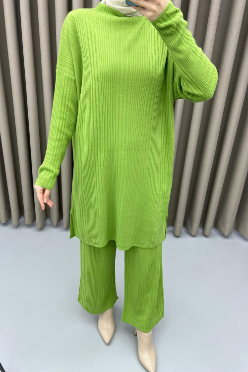 Half Turtleneck Knitwear Suit with Trousers Green