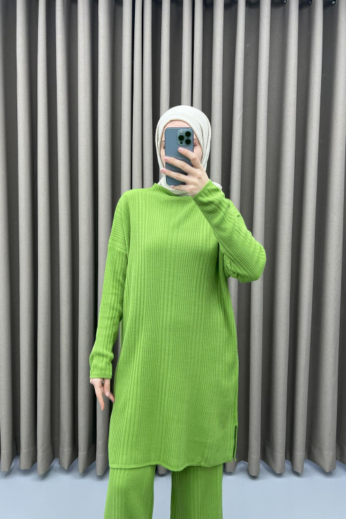 Half Turtleneck Knitwear Suit with Trousers Green