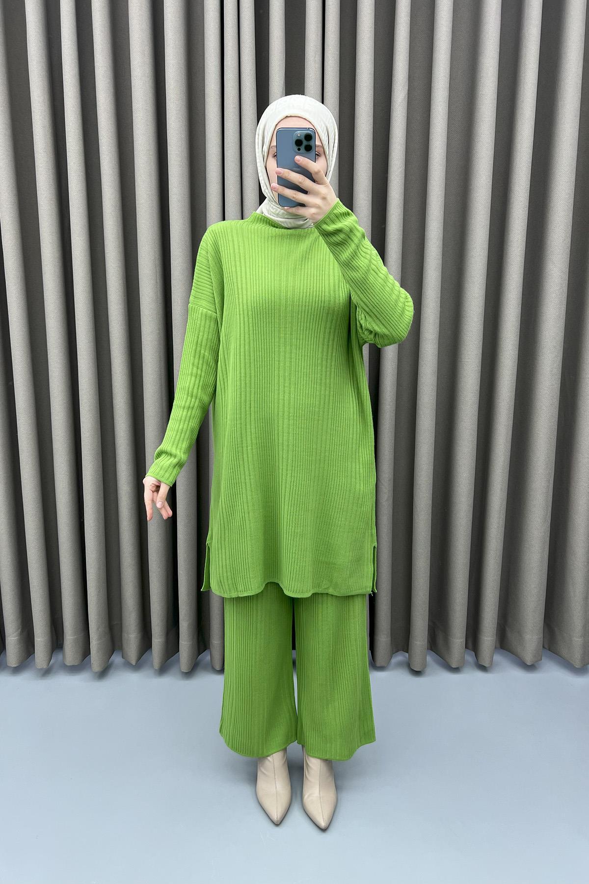 Half Turtleneck Knitwear Suit with Trousers Green